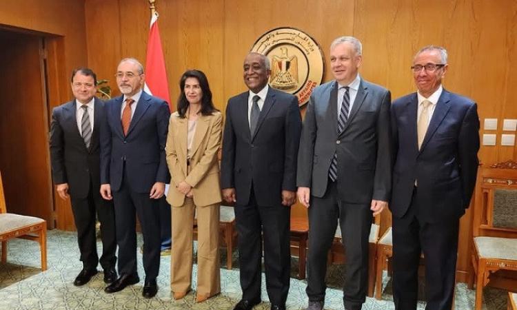 قرار الحكومة المصرية بتطبيق إجراءات جديدة للحد من ارتفاع الأسعار وتوفير السلع الأساسية