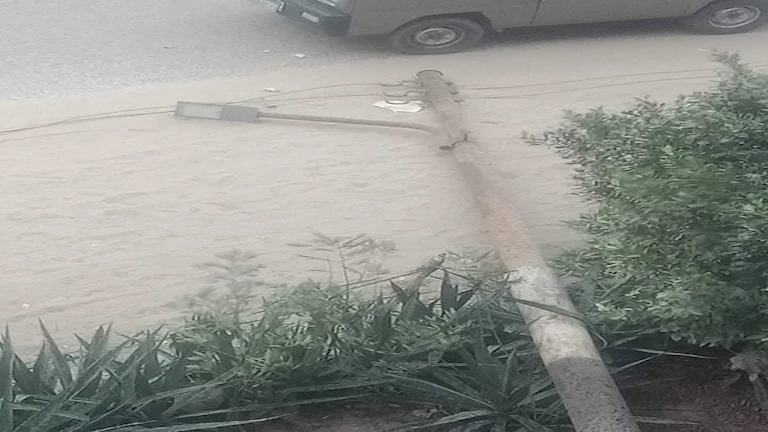 الطقس السيئ يتسبب في إغلاق طرق وسقوط أعمدة إنارة دون تسجيل أي خسائر بشرية