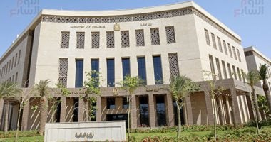 بدء صرف مرتبات أبريل للعاملين في الوزارات والهيئات
