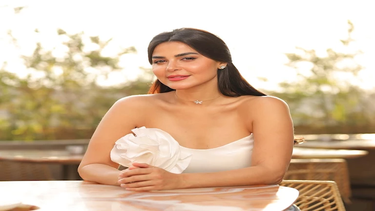 رانيا منصور تتألق بإطلالة جريئة وتلفت الأنظار (صور)