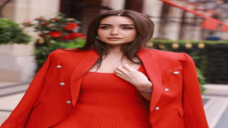 هنا الزاهد تتألق بفستان جريء في أحدث ظهور لها بباريس