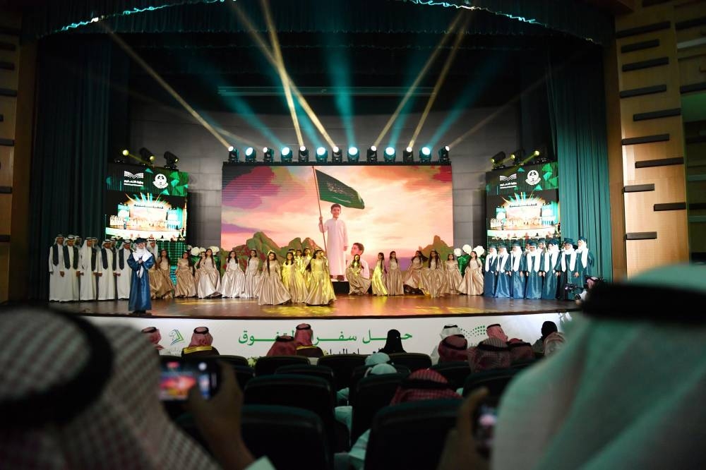 سعود بن جلوي يكرم 4,637 طالب وطالبة من مدارس جدة