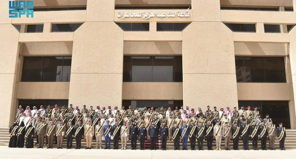 الكلية الأمنية تحتفل بتخريج 129 طالباً من برامج الدبلومات العليا