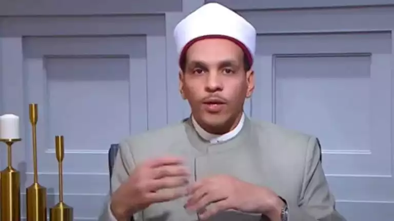 أمين الفتوى يشرح أحكام صلاة الجنازة ويفيد بجواز أدائها بالحذاء بشرط