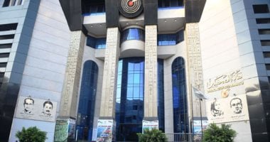 توافد الصحفيين للمشاركة في الانتخابات مع لافتات المرشحين التي تزين عبد الخالق ثروت