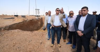 وزير الإسكان يواصل جولته بتفقد محاور وطرق مدينة الشروق اليوم