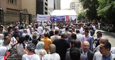 صحفية تفقد الوعي بسبب الزحام خلال انتخابات نقابة الصحفيين