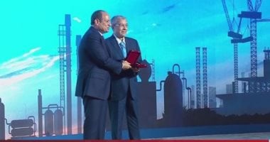 الرئيس السيسي يكرم المتميزين في قطاعات العمل ويفتتح المرحلة الثانية لشركة السويس للصلب