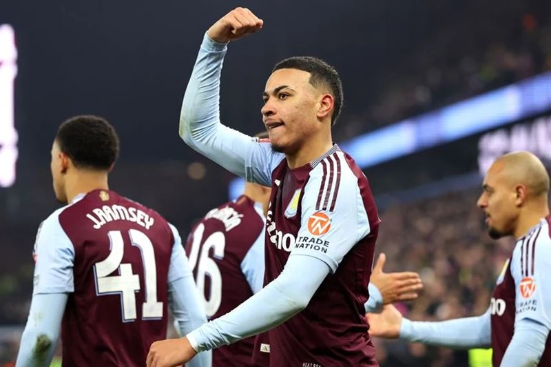 تنافس ليفربول وتشيلسي على لاعب موهوب من أستون فيلا