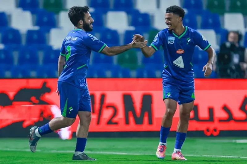 الدوري السعودي يشهد فوز الفتح على الشباب بثلاثية مثيرة (فيديو)
