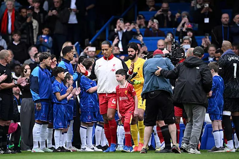 تشيلسي يحتفي بلقب ليفربول في الدوري الإنجليزي بممر شرفي مميز
