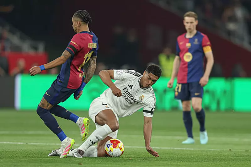 الكلاسيكو يتصدر المشهد مع 4 تحديات تواجه برشلونة وريال مدريد في سباق الدوري الإسباني