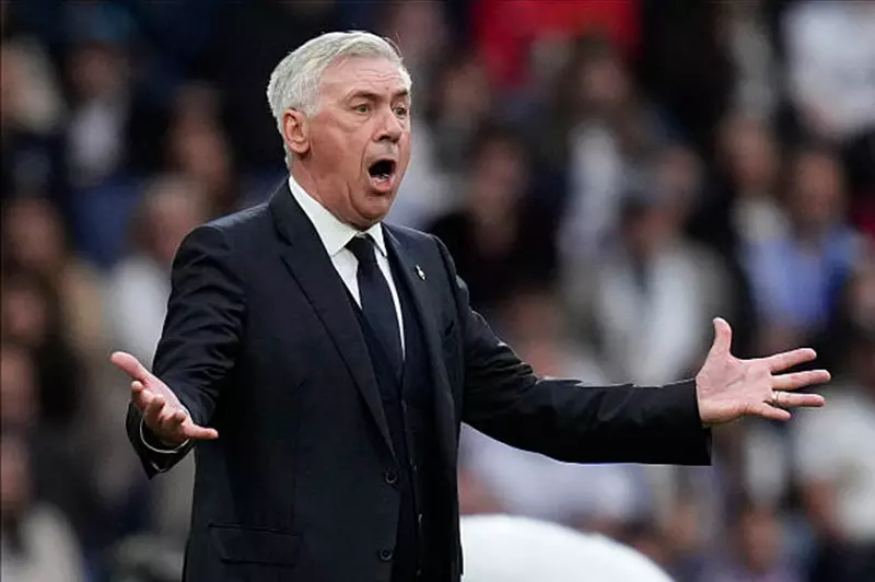 أنشيلوتي يؤكد أهمية الكلاسيكو ويشير إلى أن لقب الدوري الإسباني سيظل مع برشلونة