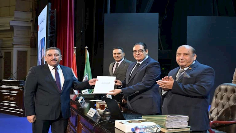 تقدير لفريق تنظيم زيارة ماكرون إلى جامعة القاهرة – صور