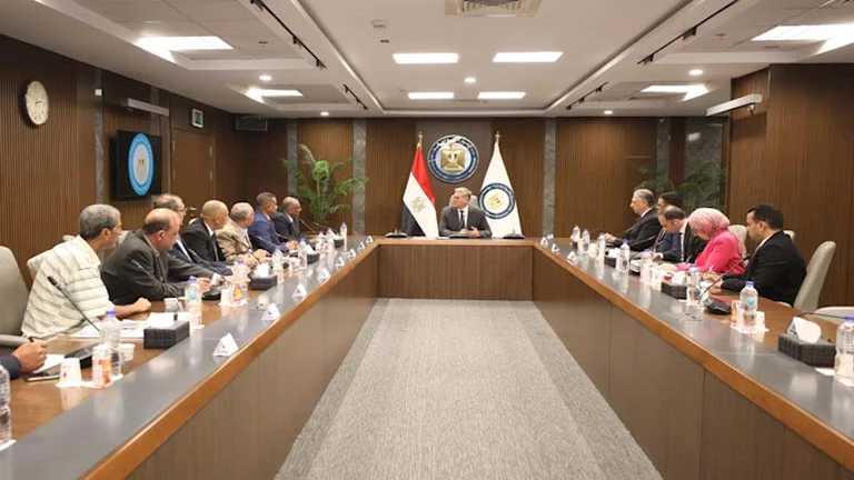 وزير البترول يناقش مع نقابة المناجم والمحاجر سبل تطوير قطاع التعدين