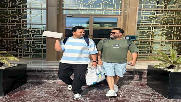 قبل عرض مسرحية “ألف تيتة وتيتة” أكرم حسني ومصطفى غريب يشاركان في موقف طريف