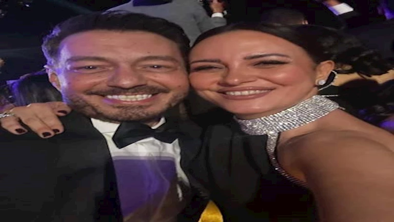 ريهام عبد الغفور تسترجع ذكريات “الحقيقة والسراب” من خلال صورة مع أحمد زاهر