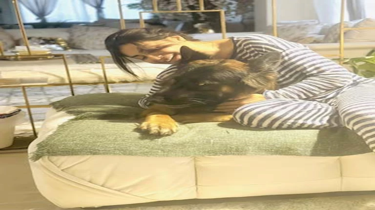 منة فضالي تشارك صورًا مع كلبها وتعبر عن حبها ووفائها