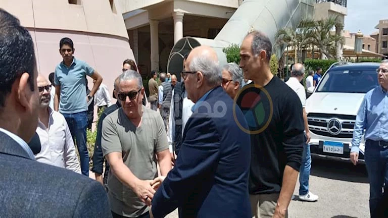 تشييع جنازة والدة موسى مصطفى موسى بحضور ملك مصر السابق – صور