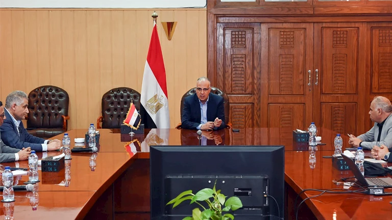 وزير الري يدعو إلى تطهير الترع وصيانة المنشآت استعدادًا لفترة الذروة في الاحتياجات
