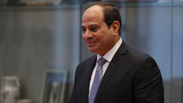 الجمل يمنح درع اتحاد نقابات عمال مصر للرئيس السيسي