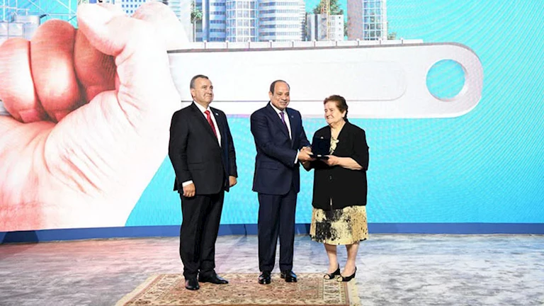 الرئيس السيسي يكرم والدة رجل الأعمال اللبناني رفيق ضو بعد كلمات مؤثرة