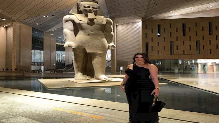 ميرنا نور الدين تتألق في أحدث جلسة تصوير داخل المتحف والجمهور يصفها بـ “نفرتيتي مصر”