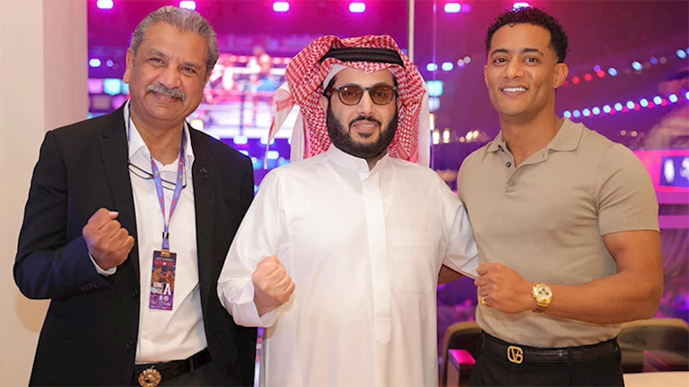 محمد رمضان يحتفل مع جمهوره في إحدى نزالات الملاكمة بالرياض بحضور تركي آل الشيخ