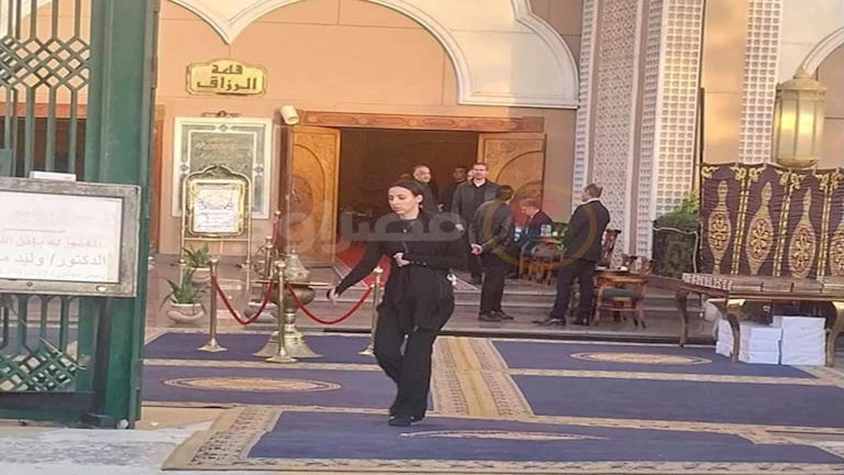إلهام شاهين في مقدمة الحضور.. نجوم الفن يتضامنون مع كارول سماحة خلال عزاء زوجها وليد مصطفى