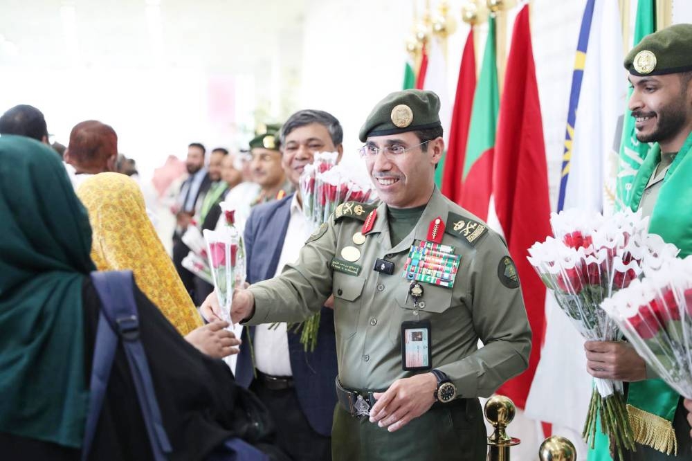 مدير الجوازات يستقبل أول رحلة من «مبادرة طريق مكة»
