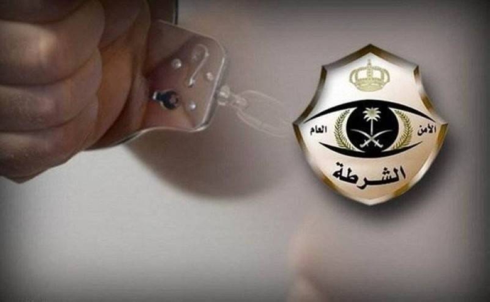 القبض على خمسة مقيمين بتهمة الاحتيال من خلال إعلانات حملات حج وهمية في خميس مشيط