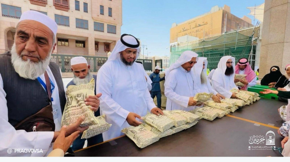 استقبال حافل لطلائع الحجاج في المسجد النبوي مع الترحيب والهدايا