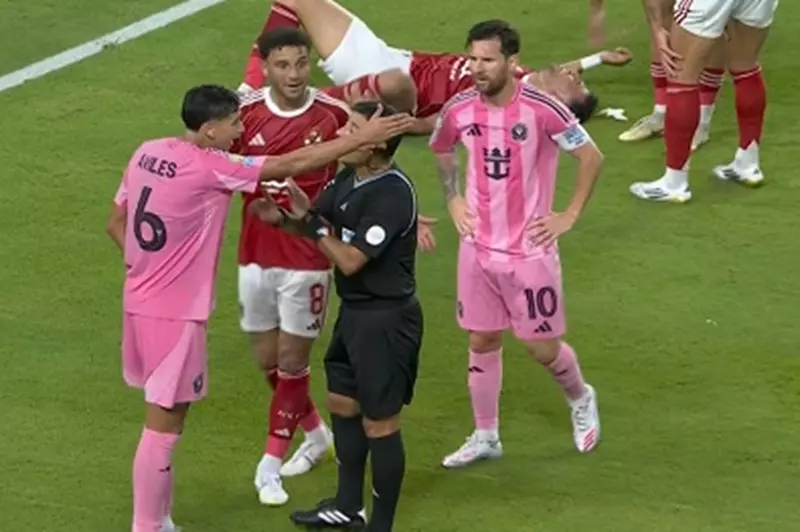 تريزيجيه يتسبب في جدل واسع.. هل كان طرد لاعب إنتر ميامي أمام الأهلي مستحقًا؟