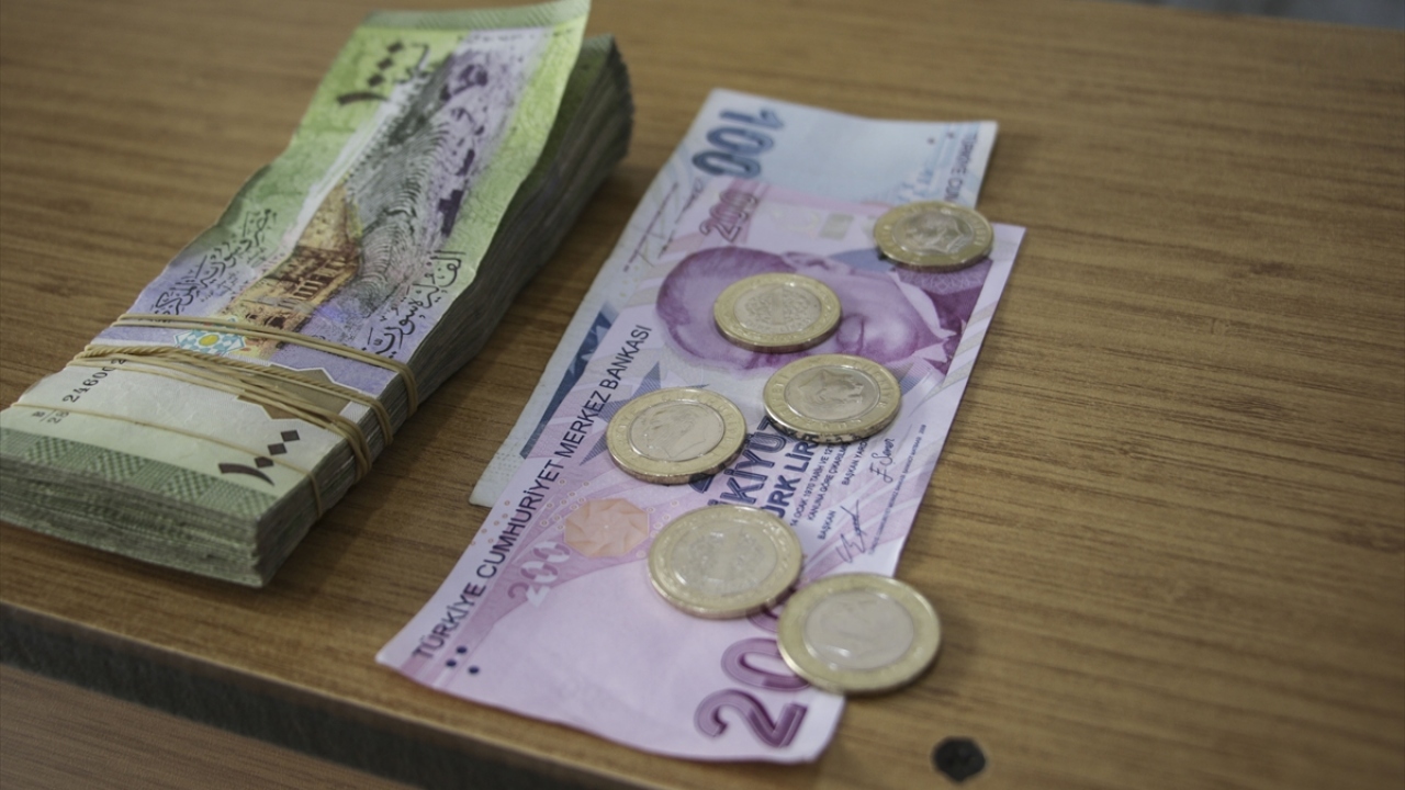 تقلبات USD.. سعر الدولار مقابل الليرة السورية اليوم الثلاثاء 10-6-2025 في المدن والسوق الموازية