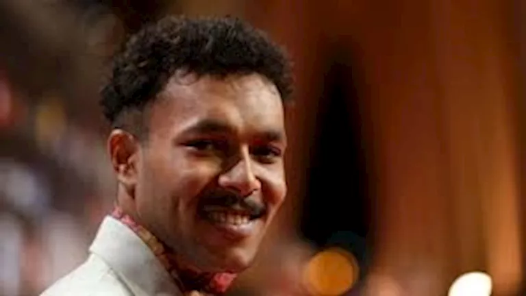 عمر مرموش يقدم “تيشرت” لويجز ويصفه بأفضل رابر في العالم