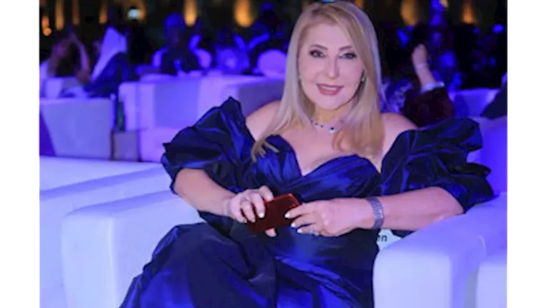 نادية الجندي تتألق بفستان أزرق في أحدث إطلالة لها