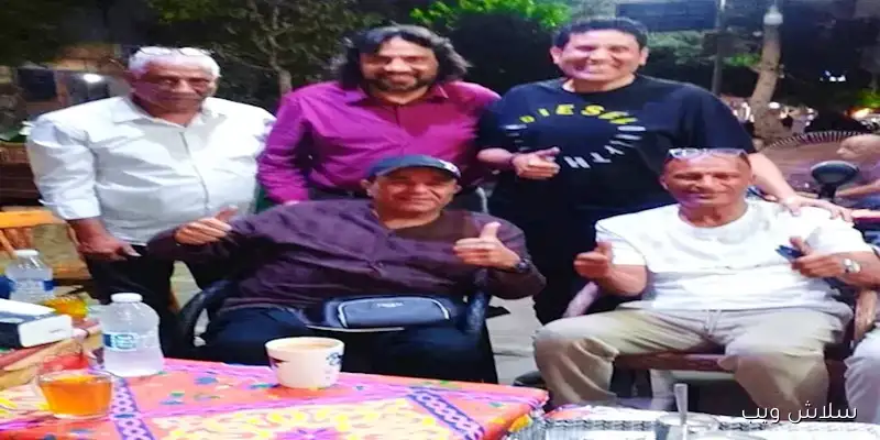 نجم الأهلي السابق يتواجد مع المطرب محمد فؤاد في مقهى بالسيدة زينب (صور)